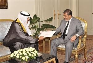 الرئيس محمد مرسي يتسلم رسالة صاحب السمو من الشيخ صباح الخالد رويترز