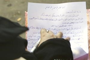 مصرية تكتب رسالة للرئيس محمد مرسي امام القصر الرئاسي افپ