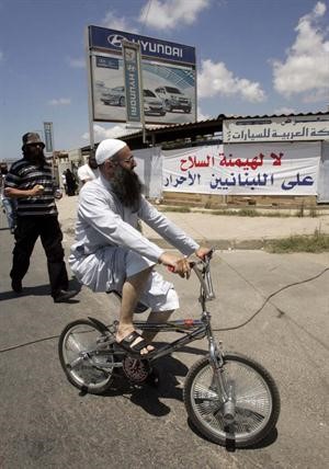 الشيخ احمد الاسير يقود دراجة هوائية في موقع الاعتصام المفتوح بصيدا محمود الطويل