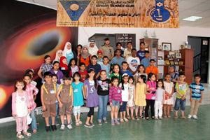 عدد من ابناء الشهداء والاسرى والمتقاعدين خلال زيارتهم للنادي العلمي﻿