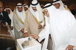 سمو ولي العهد الشيخ نواف الاحمد يتسلم هدية تذكارية من رئيس واعضاء مجلس ادارة معهد الكويت للابحاث العلمية
