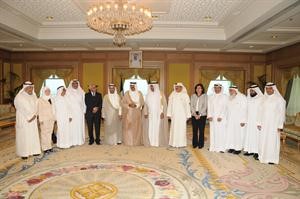 سمو ولي العهد الشيخ نواف الاحمد مستقبلا دنايف الحجرف ودناجي المطيري واعضاء معهد الابحاث﻿