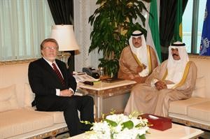 سمو ولي العهد مستقبلا سفير بيرو﻿