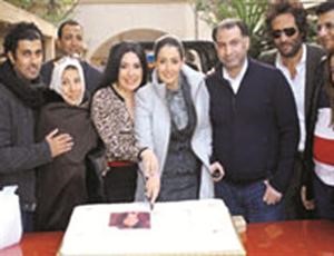 غادة عبدالرازق اثناء الاحتفال بانتهاء تصوير مسلسل مع سبق الاصرار