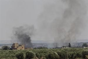 صورة ماخوذة من الجانب التركي للحدود مع سورية للقصف الذي تعرضت له مدينة اعزاز في ريف حلب رويترز