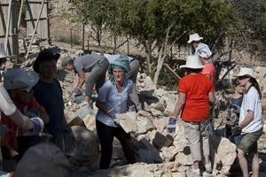 ناشطون ينضمون الىفلسطينيين يبنون بيوتهم التي هدمتها البلدوزرات الاسرائيلية بالضفةافپ ﻿