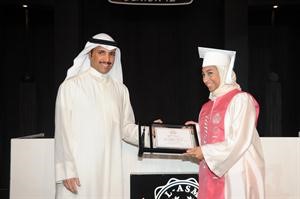 واخرى تتسلم شهادة التكريم
