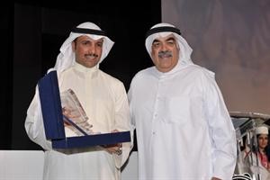 والد الطالبة طيبة خالد الشراح يكرم النائب الغانم