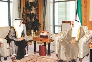 صاحب السمو الامير الشيخ صباح الاحمد خلال لقائه جاسم الخرافي