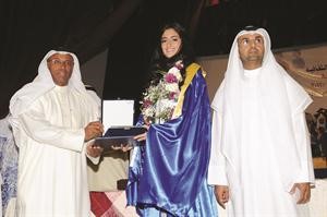 دجاسم التمار ودنايف الحجرف خلال تكريم احدى المتفوقات﻿
