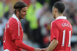 نجم مان يونايتد المخضرم ريان غيغز يصافح لاعب لوس انجيليس غالاكسي وانجلترا السابق ديفيد بيكام في احدى المباريات
