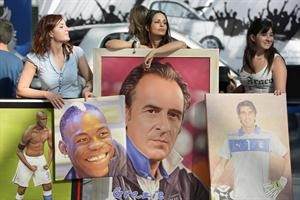 مشجعات ايطاليات يرفعن لوحات دعم لـ الازوري