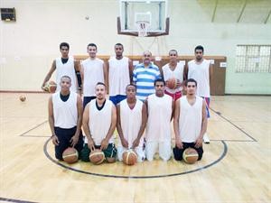 المدرب وليد محارب يتوسط اللاعبين في التدريب الاول
