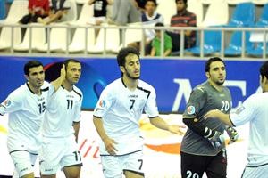 لاعب الازرق عبدالرحمن الطويل يحتفل بالفوز مع زملائه
