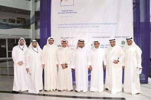 محمد العمر يتوسط مجموعة من طلبة جامعة الخليج﻿