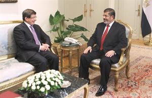 الرئيس المصري د محمد مرسي مستقبلا احمد داود اوغلو وزير الخارجية التركية رويترز