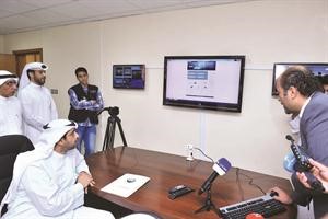 الشيخ محمد العبدالله يستمع لشرح حول موقع الجريدة﻿