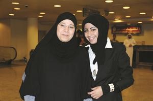 المتفوقة نورا مصطفى عايد مع والدتها﻿