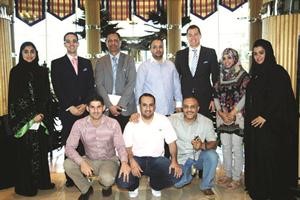 مدير فندق جميرا ومعاون مدير المبيعات واسرة العلاقات العامة بالفندق مع الصحافيين الزائرين لدبي﻿