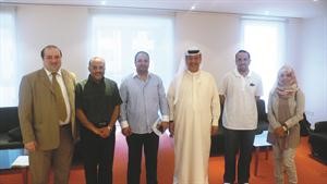 ابراهيم صالح ونصر حكيم يتوسطان الوفد الخليجي الزائر﻿