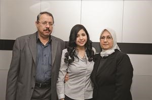 المتفوقة لمى مع والدايها
