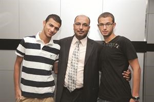 علي مع والده وشقيقه﻿