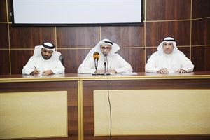 دمعدي العجمي ومرعد الصالح وديعقوب الكندري خلال الندوة﻿
