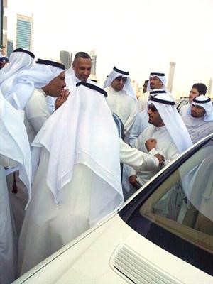 دنايف الحجرف يستمع الى مطالب الطلبة المشاركين في الاعتصام﻿