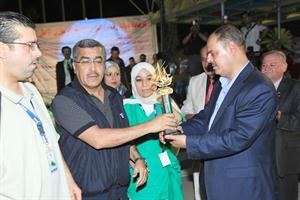 الزميل عدنان الراشد يقدم درع جمعية الصحافيين الى مؤيد اللامي بحضور منى ششتر﻿