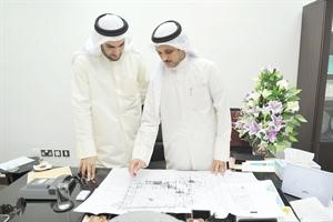 سلطان المطيري يطلع الزميل محمد راتب على مخطط سوق الضاحية الجديد﻿