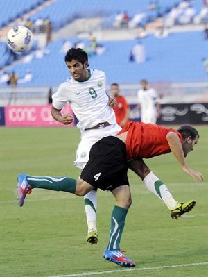 مهاجم السعودية عيسى المحياني يحول الكرة براسه افپ