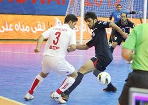 لاعب اليرموك عبدالرحمن الطويل يحاول قطع الكرة من الايراني زاده