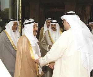 صاحب السمو الامير مصافحا عبدالعزيز اسحق بحضور سمو ولي العهد الشيخ نواف الاحمد والشيخ علي الجراح
