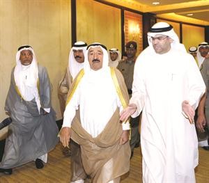 صاحب السمو الامير يستمع الى شرح من عبدالعزيز اسحق حول المبنى
