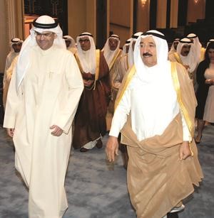 صاحب السمو الامير خلال جولته داخل المبنى
