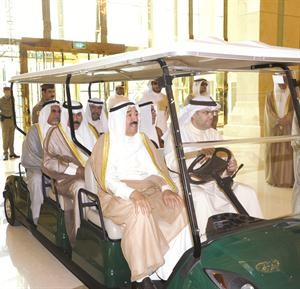 صاحب السمو الامير وسمو ولي العهد والشيخ احمد الفهد والشيخ علي الجراح خلال الجولة مع عبدالعزيز اسحق