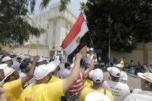 جانب من الاحتجاجات امام القصر الرئاسي امس الاول