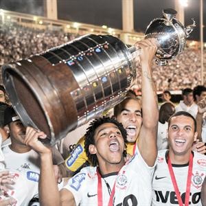 لاعب كورنثيانز رومارينيو يرفع كاس ليبرتادوريس	افپ﻿