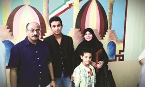 المتفوق حسين جمعة مع اسرته
