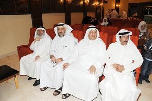 دابراهيم الخليفي يتوسط الحضور﻿