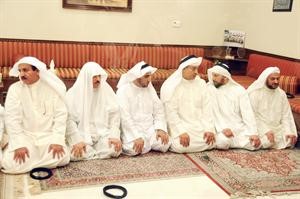 دمحمد الكندري وعبداللطيف العميري ودحمد المطر ومحمد الدلال ومسلم البراك وسالم النملان بعد اداء صلاة العشاء