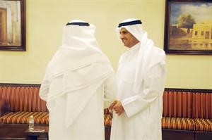 فيصل اليحيى متحدثا لاحد النواب
