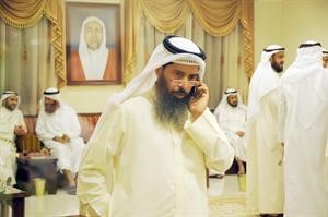 نايف المرداس يجري اتصالا هاتفيا