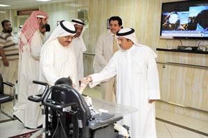 محمد الحريتي وخالد المهدي مع احد الاطفال
