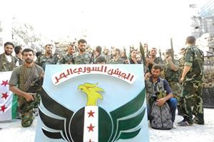 صورة جماعية لافراد من الجيش السوري الحر في الحولة بالقرب من حمص رويترز