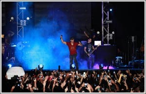 الجمهور يلتقطون الصور لاغليسياس