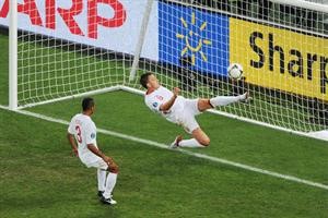 جون تيري ابعد الكرة بعد ان تخطت الخط في مواجهة اوكرانيا في اليورو ما تسبب في اتخاذ قرار استخدام تكنولوجيا المرمى ﻿