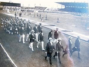 الرياضيون المشاركون في اولمبياد باريس 1924 في طابور العرض بحفل الافتتاح
