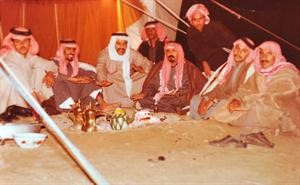 جلسة عربية في البر بداخل بيت الشعر