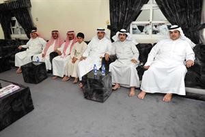 سعود الخرينج يتوسط مجموعة من شباب العائلة